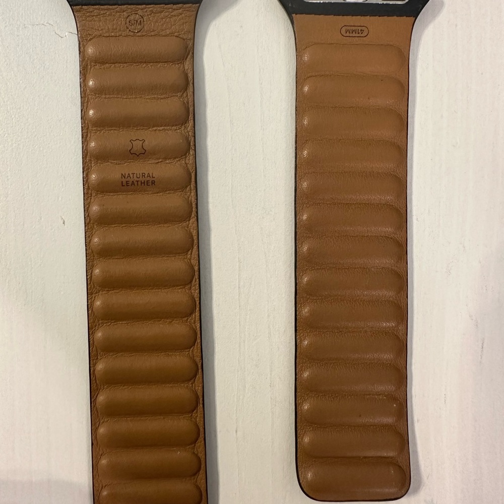 Black Apple Leather Magnetic Strap (S/M) - Picture 4 of 6